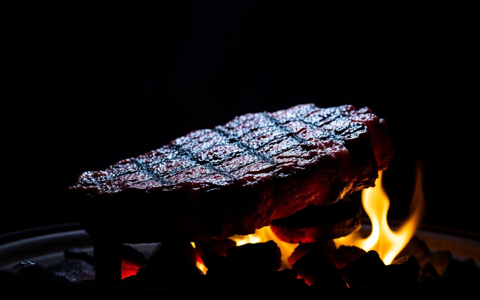 Corte de carne sobre brasas ardientes